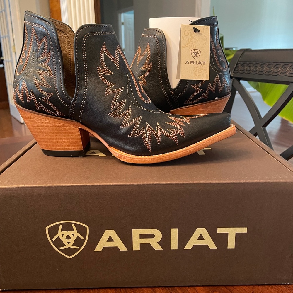🥰NWT ARIAT Dixon booties‼️ Brooklyn Black. GORGEOUS chestnut accent color😍